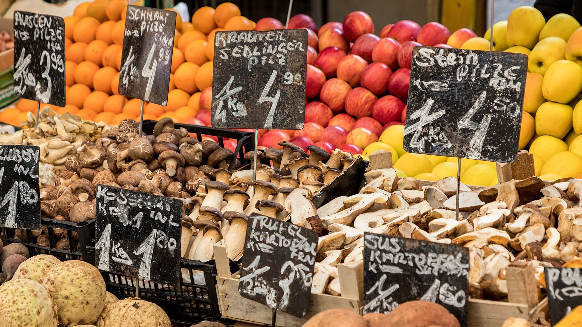 People walking through Vienna’s Naschmarkt food market